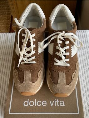 Dolce Vita Women’s Brown and Cream Suede Lace-Up Sneakers size 9.5 *pre-owned*